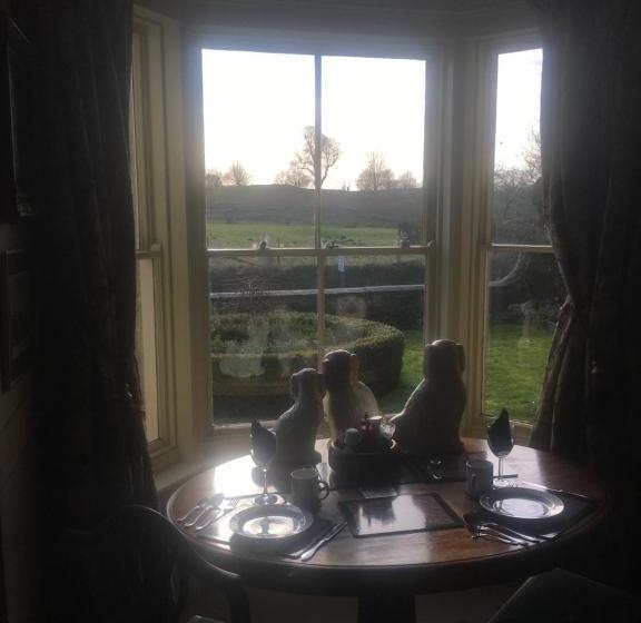 مبيت وإفطار The Lodge Avebury