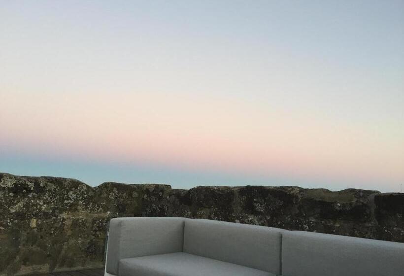 تختخواب و صبحانه Tour Sarrazine De Montaren