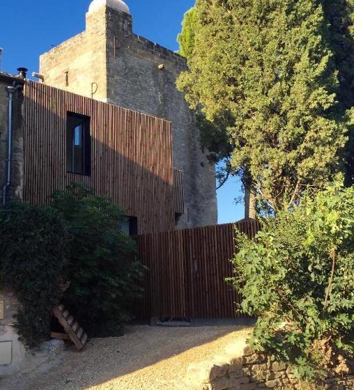 تختخواب و صبحانه Tour Sarrazine De Montaren