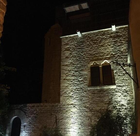 تختخواب و صبحانه Tour Sarrazine De Montaren