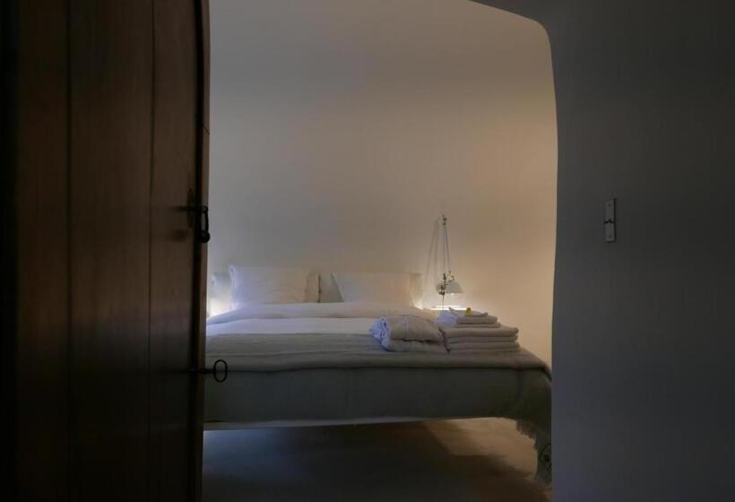 مبيت وإفطار Tour Sarrazine De Montaren