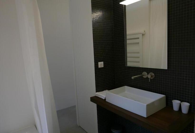 تختخواب و صبحانه Tour Sarrazine De Montaren