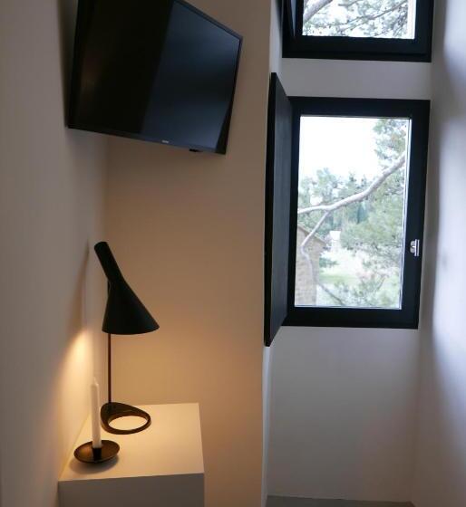 مبيت وإفطار Tour Sarrazine De Montaren