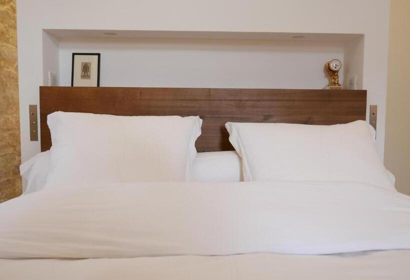 تختخواب و صبحانه Tour Sarrazine De Montaren