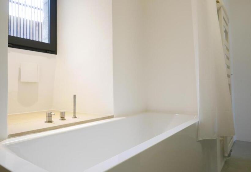 تختخواب و صبحانه Tour Sarrazine De Montaren