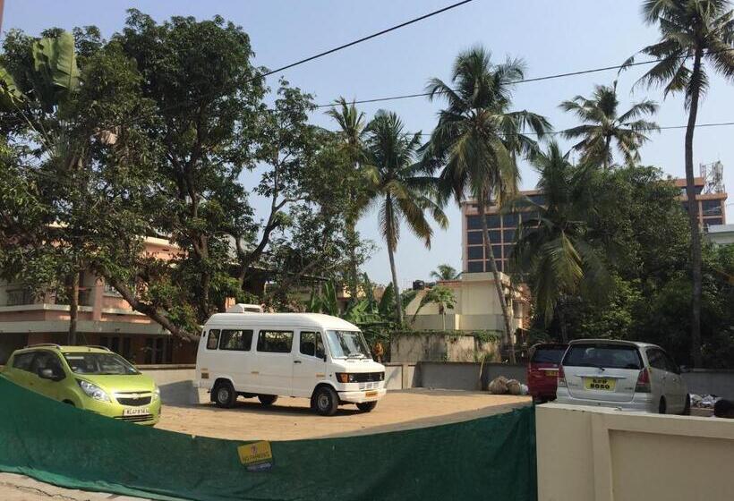 호텔 Mega Tourist Home Palarivattom