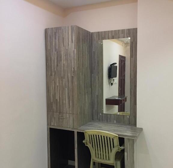 호텔 Mega Tourist Home Palarivattom