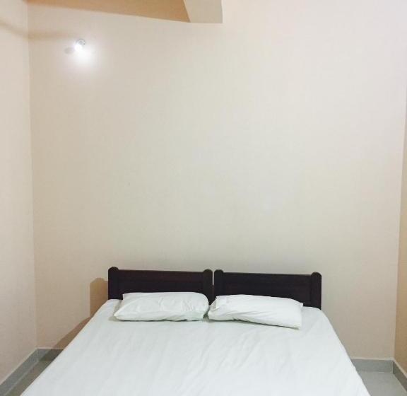 호텔 Mega Tourist Home Palarivattom