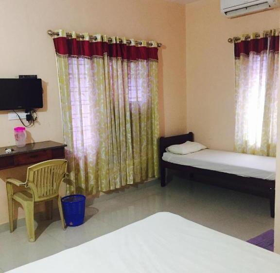 호텔 Mega Tourist Home Palarivattom