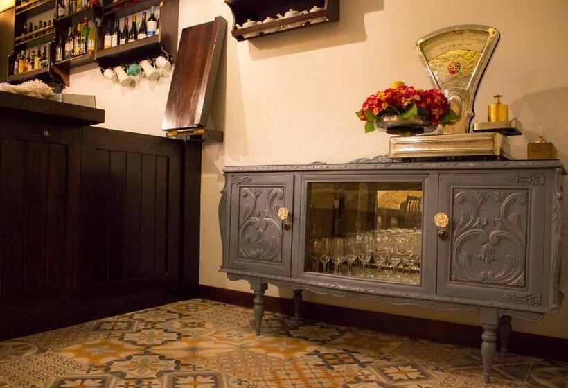 تختخواب و صبحانه Charme E Alegria