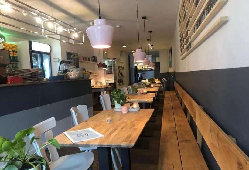 تختخواب و صبحانه Milk And Cookies