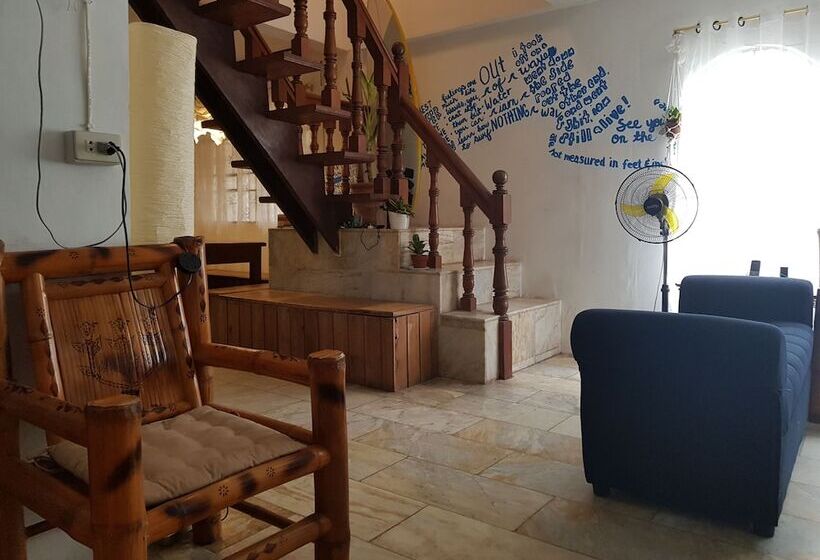 Go Surfari House   Hostel