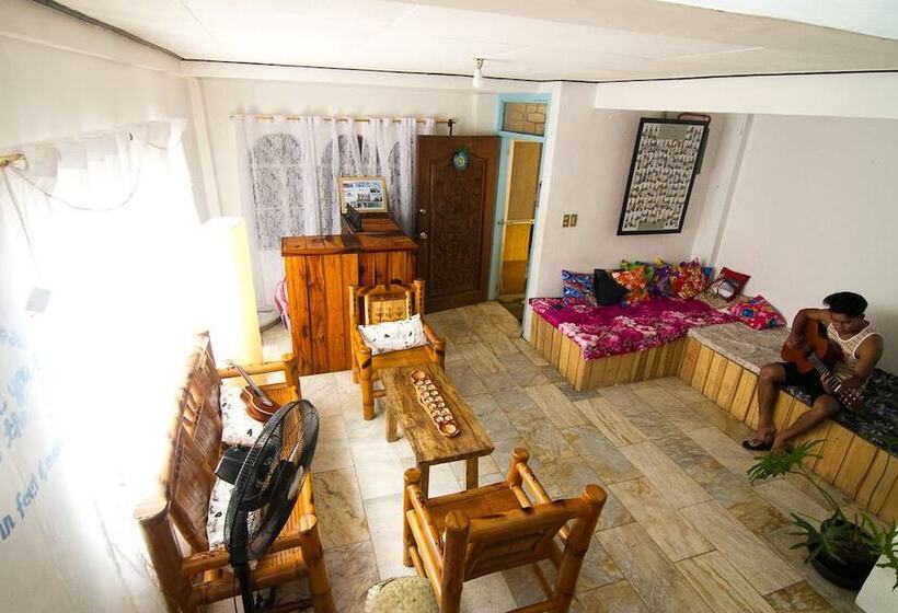 Go Surfari House   Hostel