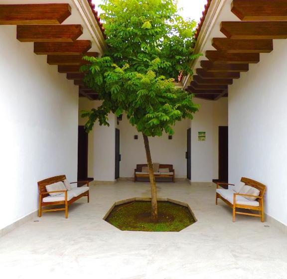 Отель Royal Serennia Small  Boutique