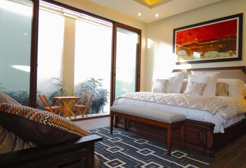 Отель Royal Serennia Small  Boutique