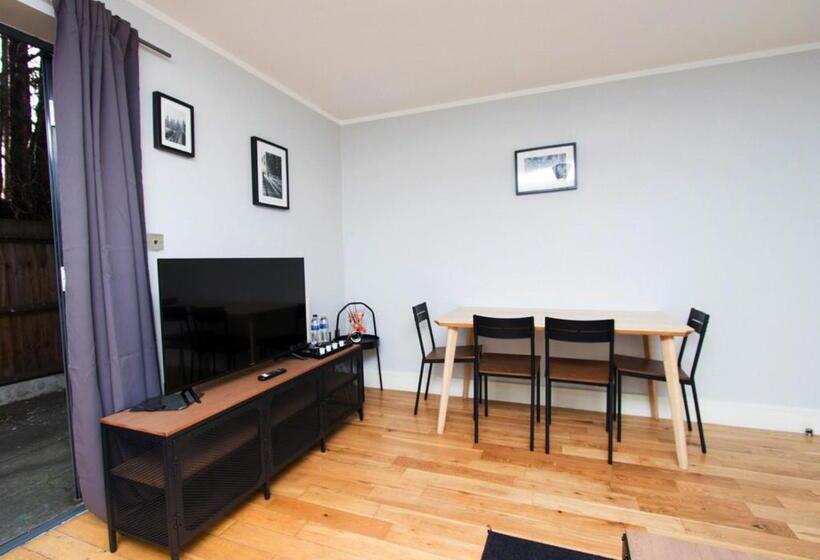 בית מלון כפרי Westciti Caroco Apart