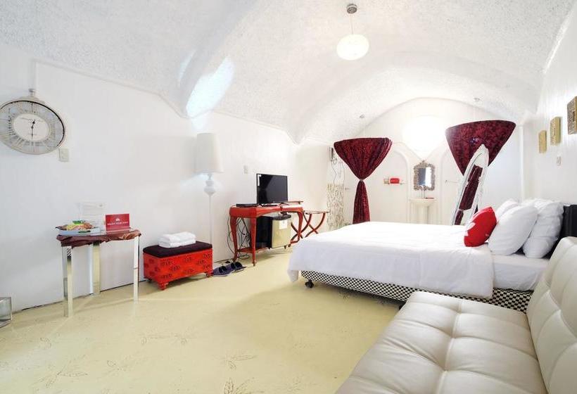 Отель Zen Rooms Titus Poison Garden