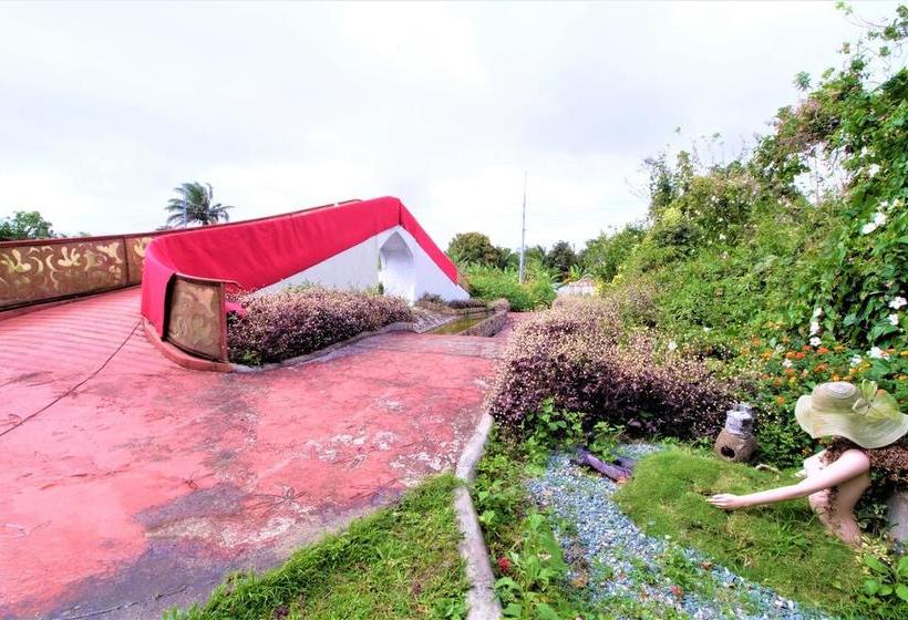 Отель Zen Rooms Titus Poison Garden