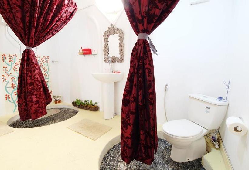 Отель Zen Rooms Titus Poison Garden