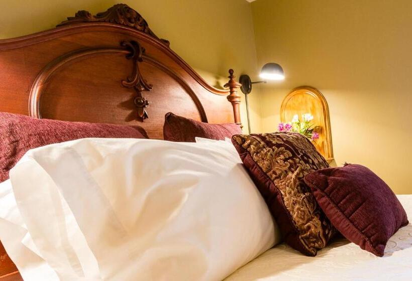 Russell Manor Bed & Breakfast