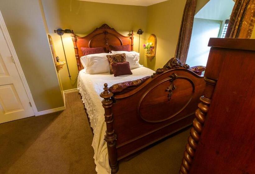 Russell Manor Bed & Breakfast