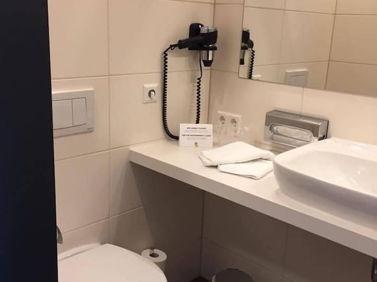 צימר Novina Sleep Inn Herzogenaurach