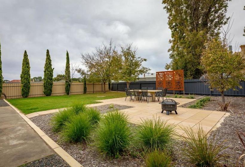Tanunda S Magpie House