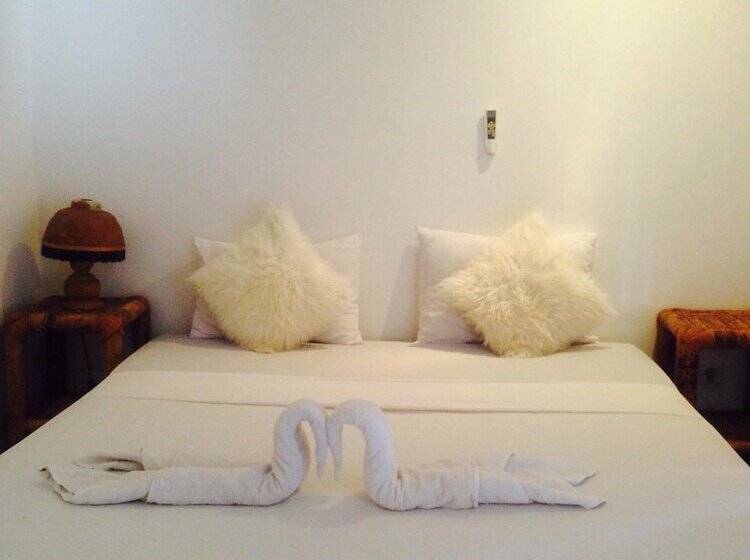 Good For Ya Knee Hostel   Adults Only