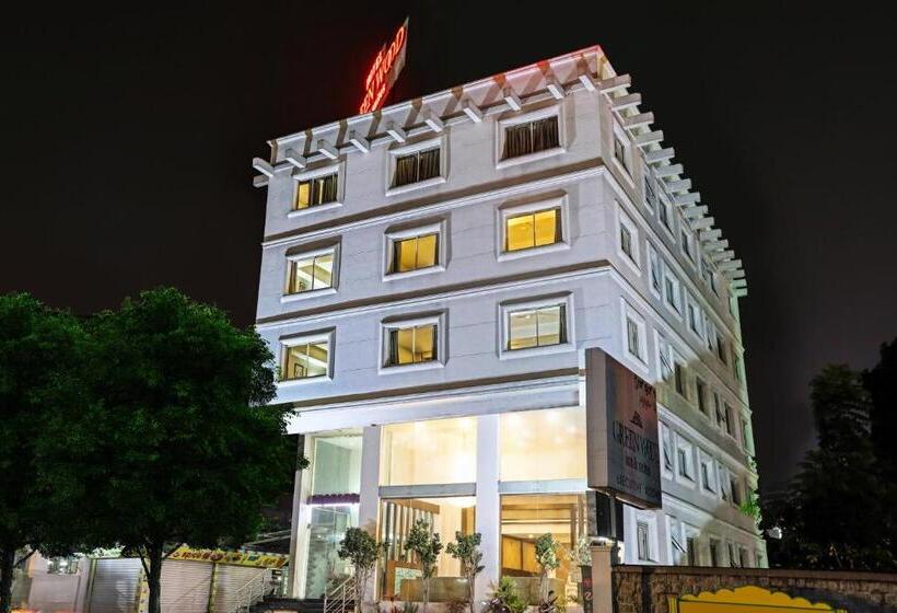 ホテル Itsy By Treebo  Greenwood Inn And Suites