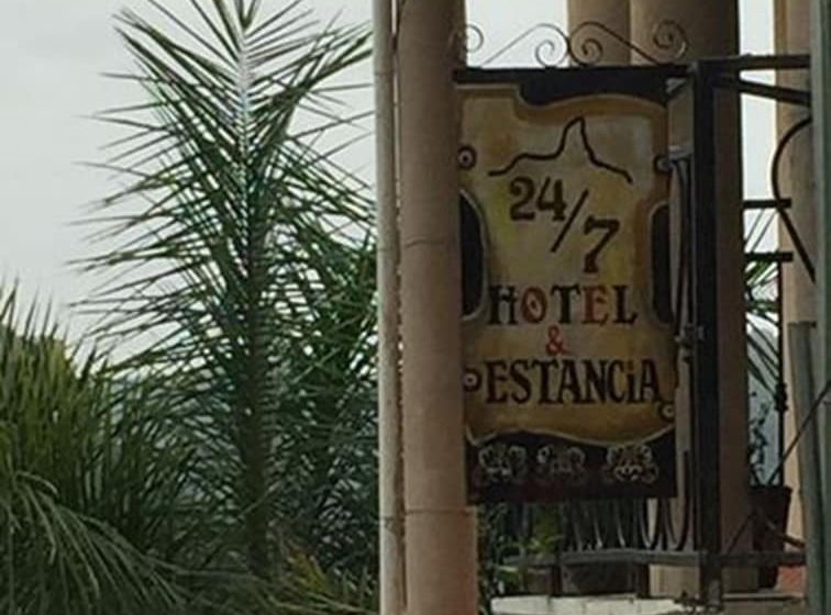 호텔 Y Estancia 24 7