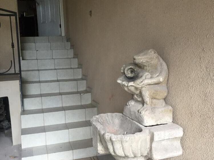 호텔 Y Estancia 24 7