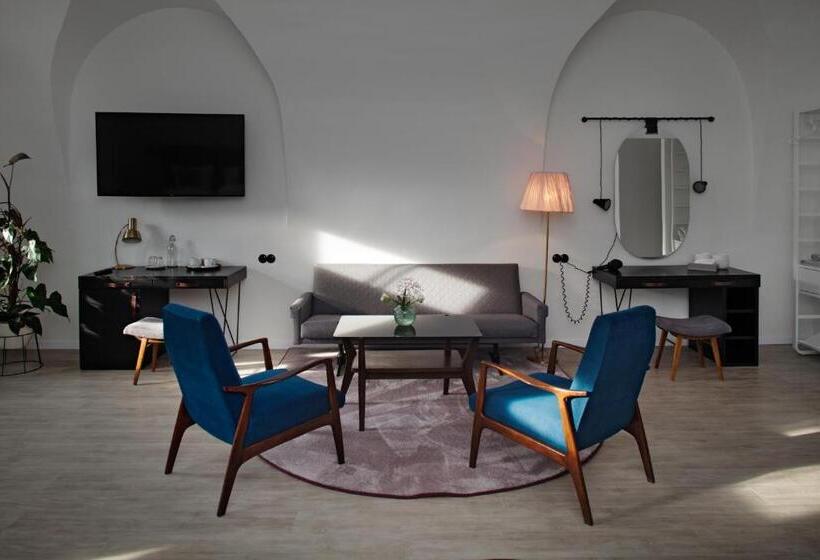 Long Story Short Hostel & Café