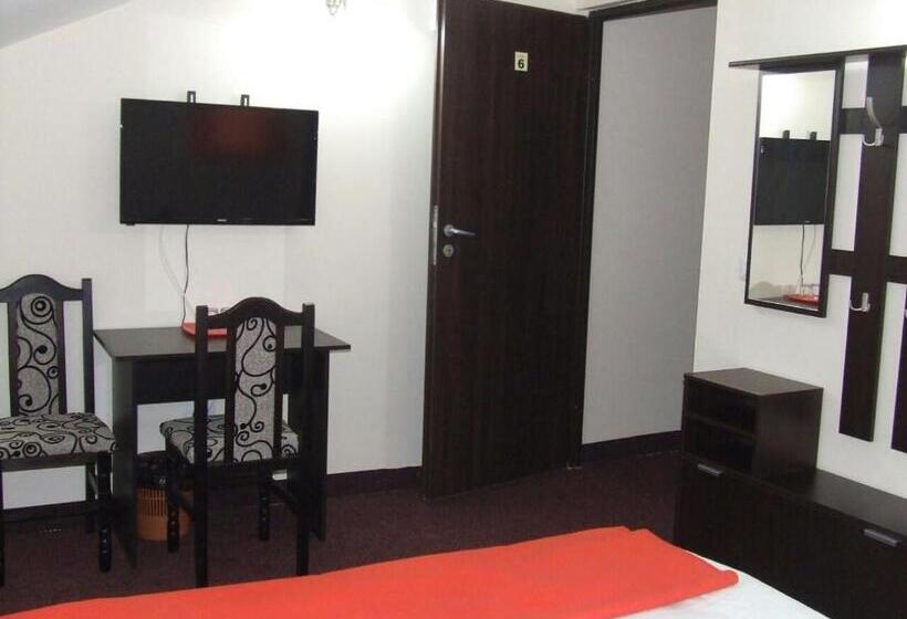 הוסטל Pensiunea Hanami