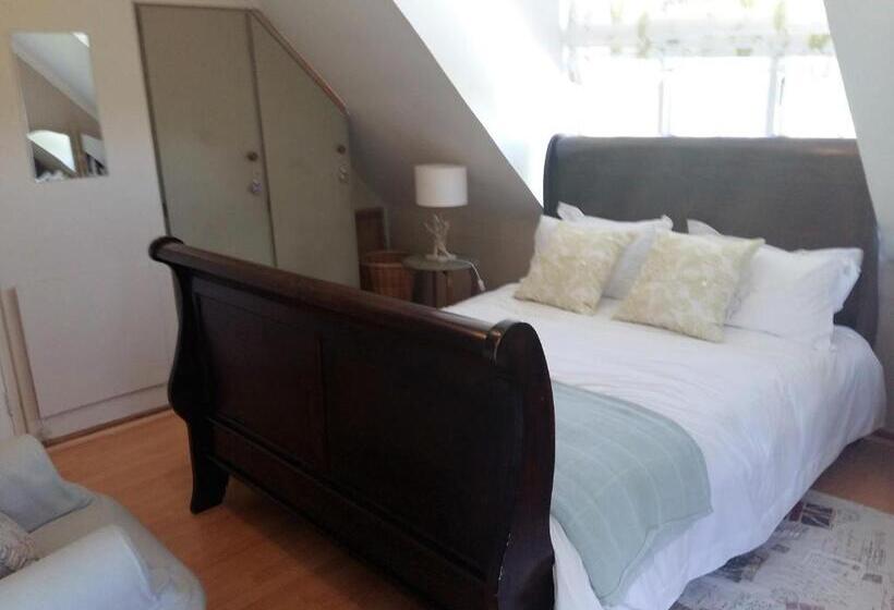 Almond Cottage Bed & Breakfast