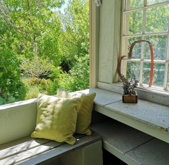 Almond Cottage Bed & Breakfast