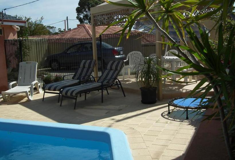 تختخواب و صبحانه The Spanish Guesthouse For Rooms Only