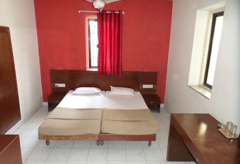 Отель Ashok Deluxe