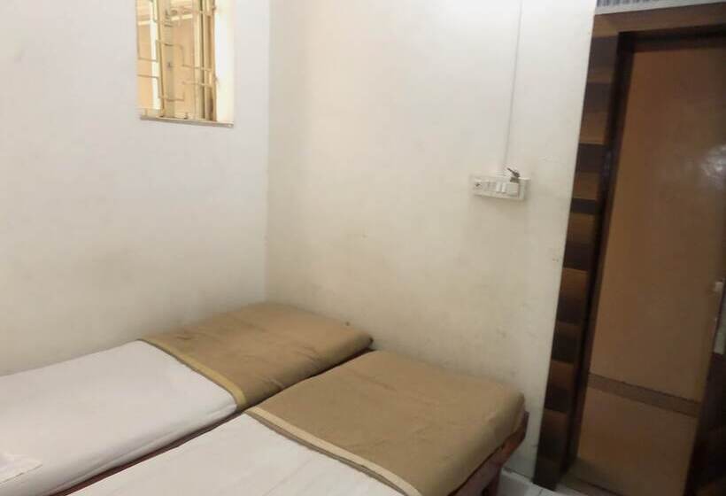 Отель Ashok Deluxe