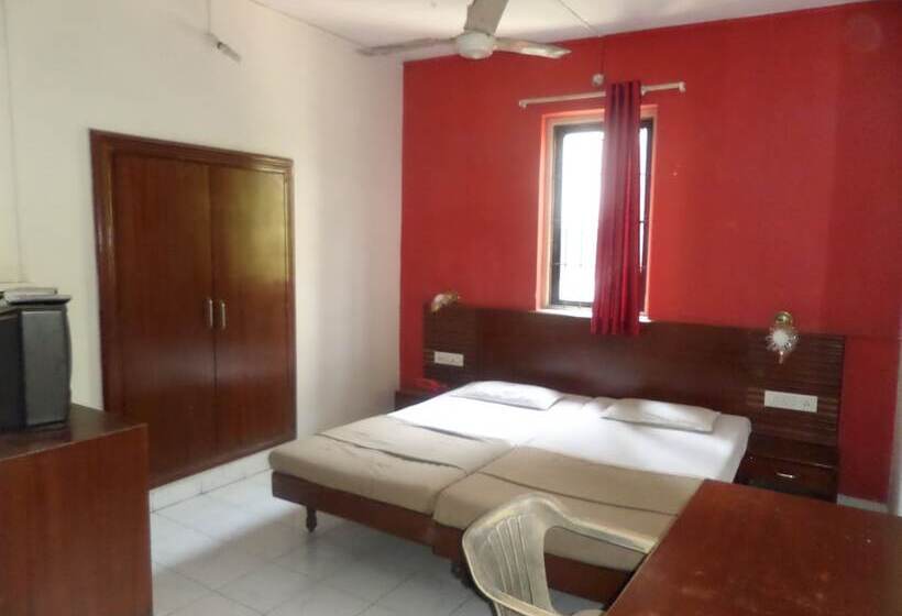 Отель Ashok Deluxe