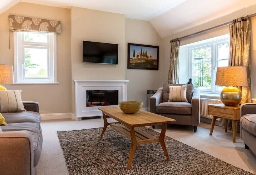 فندق Cowdray Lodge