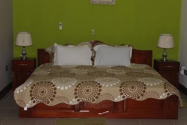 هتل Oguaa Apartments & Lodging