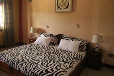 هتل Oguaa Apartments & Lodging