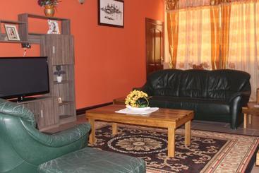 هتل Oguaa Apartments & Lodging
