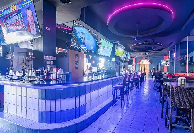 酒店 & Sport Bar Oz