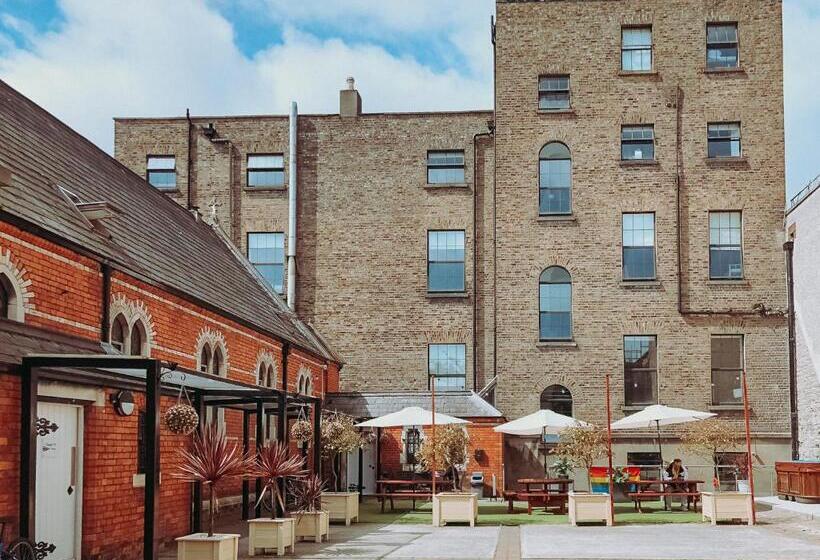 هاستل Canbe Gardiner House