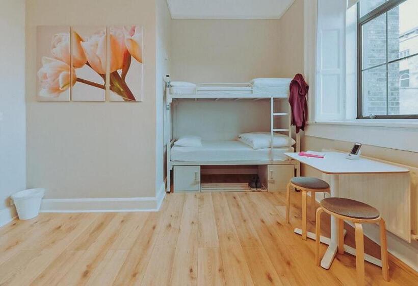 هاستل Canbe Gardiner House