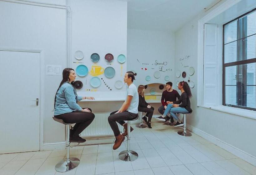 هاستل Canbe Gardiner House