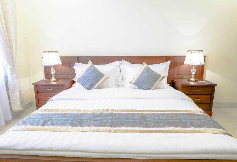 Отель Hamptons Apartments