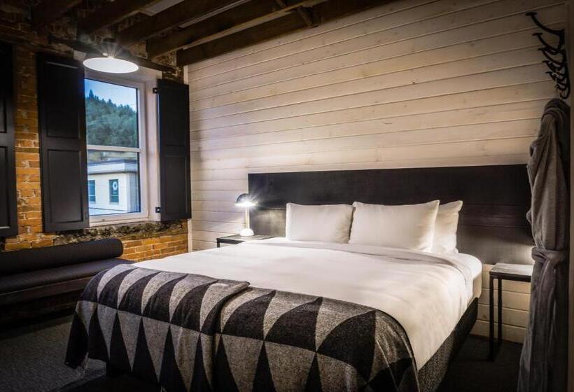 בית מלון כפרי Eleven Revelstoke Lodge