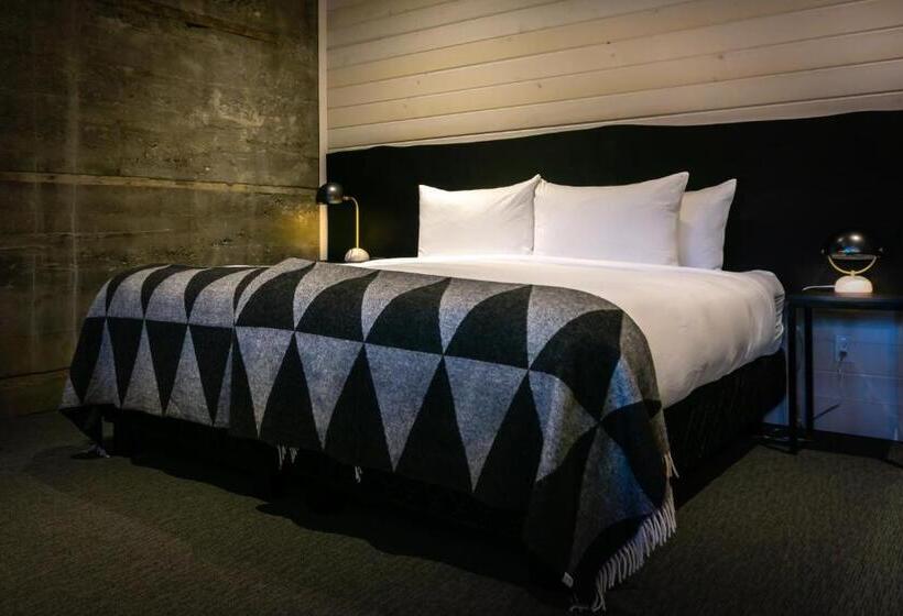 בית מלון כפרי Eleven Revelstoke Lodge